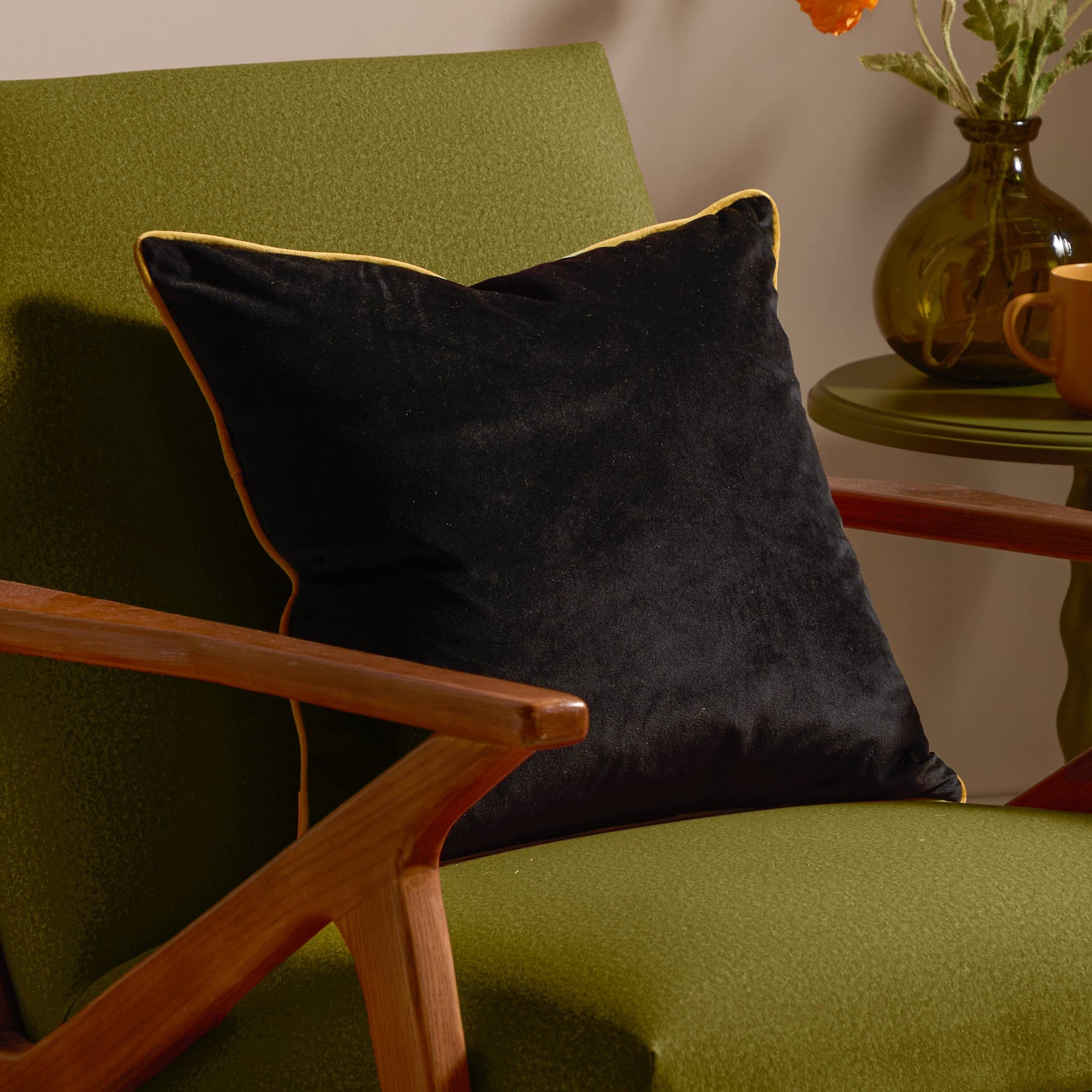 Meridian Velvet Cushion Black/Gold